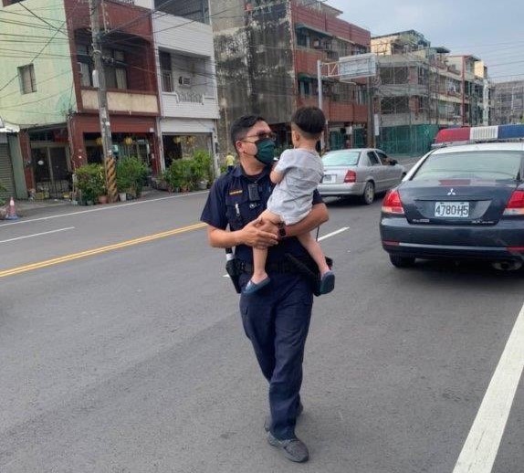 2歲男童迷途路邊嚎啕大哭 東港警獲報案安撫並協助其返家獲好評      / 台銘新聞網