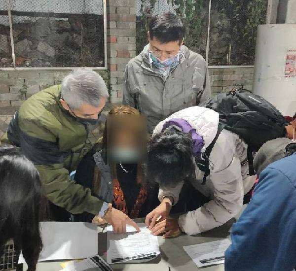  臺東移民署不畏寒流深入南橫山區 逾期外人接種疫苗零距離/ 台銘新聞網
