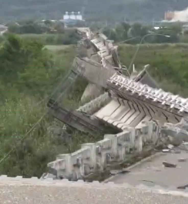 台灣東部發生芮氏規模6.8大震   造成樓榻橋斷火車傾倒的災情最嚴重 / 台銘新聞網