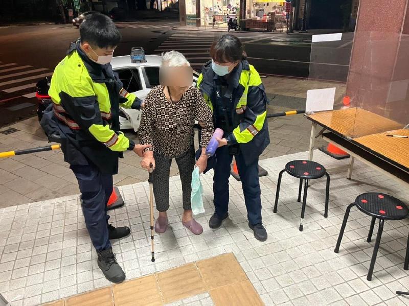 90歲阿嬤迷失買菜途中，潮警協助返家 / 台銘新聞網
