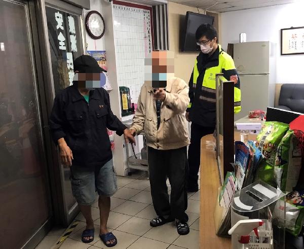 雨天老翁獨坐店前，警察覺有異協助其安全返家    / 台銘新聞網