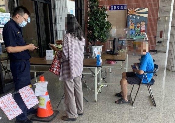 86歲高齡老翁迷途 東港暖警溫馨關懷助返家 / 台銘新聞網