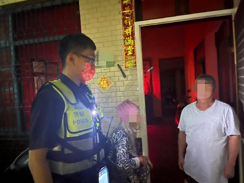 76歲迷途老婦獨坐超商  東港警及時關懷助返家 / 台銘新聞網