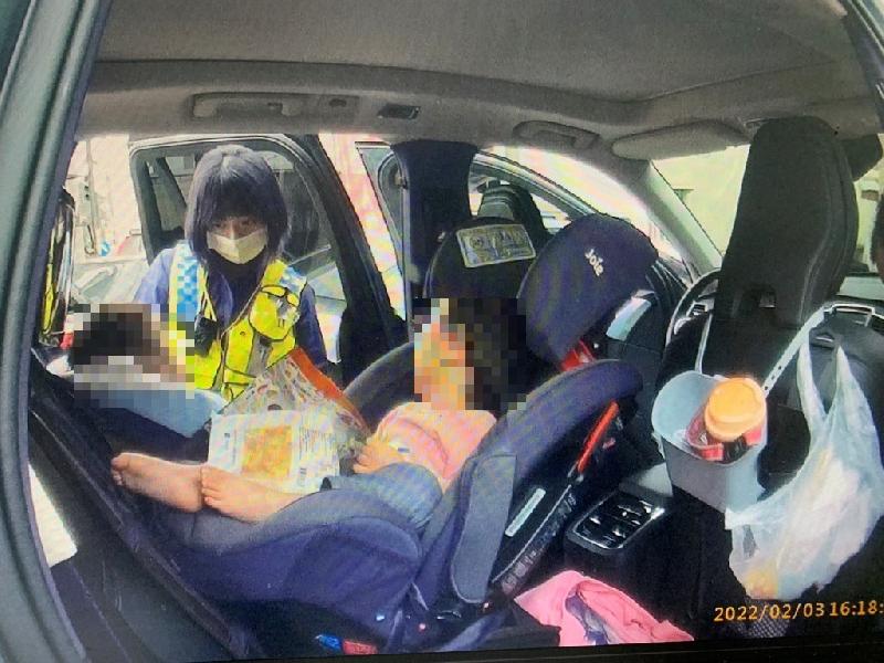父超商購物孩童反鎖車內 東港警及時破窗救援 / 台銘新聞網