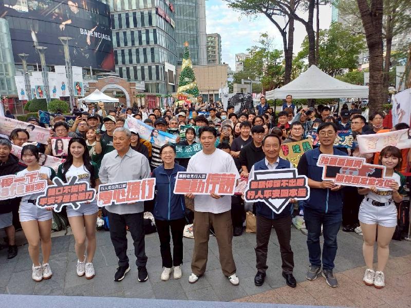  吳念庭快閃漢神巨蛋-號召民眾一起停讓、專心過馬路