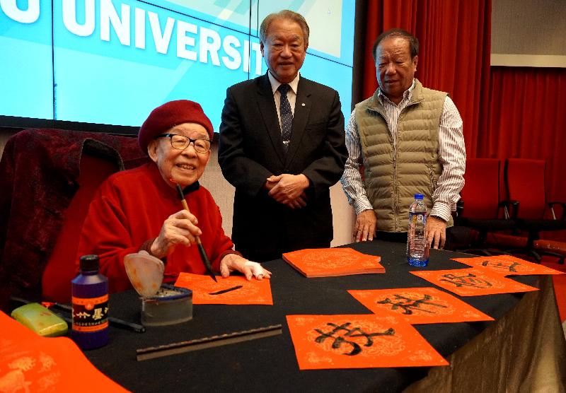 正修創校60週年  百歲人瑞王錫圭揮毫 迎春 / 台銘新聞網