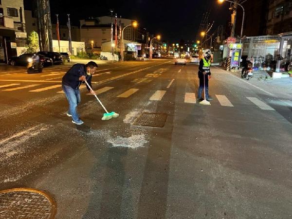 下班尖峰車道碎玻璃撒滿地 東港警協助清掃排除    / 台銘新聞網