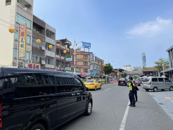  假期結束東琉碼頭遊客多  警機動疏導讓民眾順利回家/ 台銘新聞網