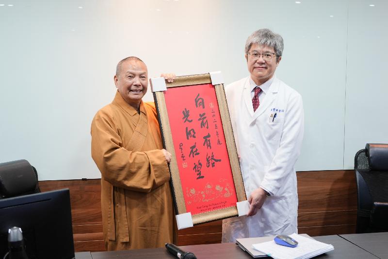 佛光山慧傳法師送暖民生醫院    大師墨寶春聯祝福與正能量 / 台銘新聞網
