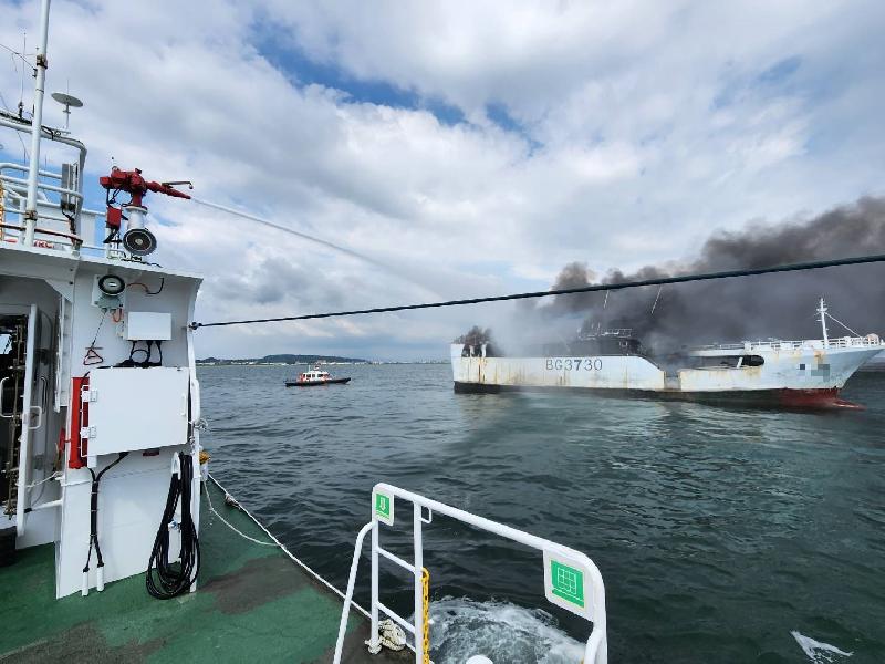  鳳鼻頭外海火燒船 海巡3艇馳援11人獲救/ 台銘新聞網