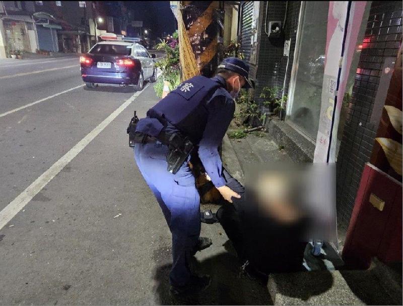 醉男想在馬路過夜  東港暖警「一舉動讓他免於露宿街頭」 / 台銘新聞網