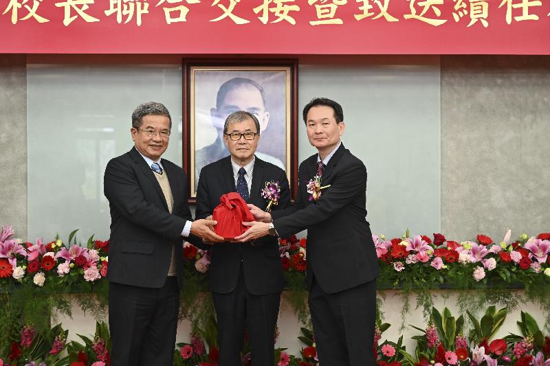 教育部辦理國立大學校長交接    高科大第三任校長吳忠信接受聘書 