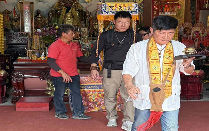 蒙關聖帝承恩  　副爐主傅俊雲  行腳還願背轎北行   