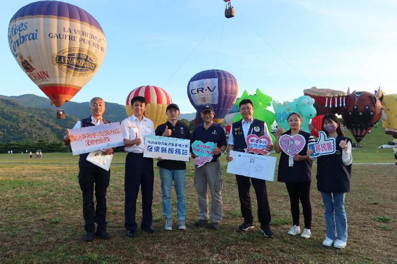 臺東熱氣球嘉年華，移民署與飛行員一同宣導反賄選 / 台銘新聞網