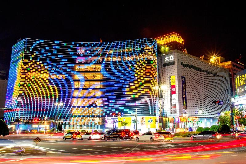 「黃色旋風」泰國物產展  大立LED黃色小鴨來踩點  / 台銘新聞網