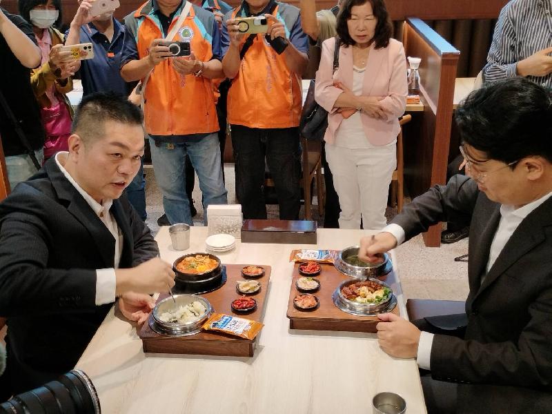 韓國美食釜飯「三色三味」  家樂福鼎山店登場 / 台銘新聞網