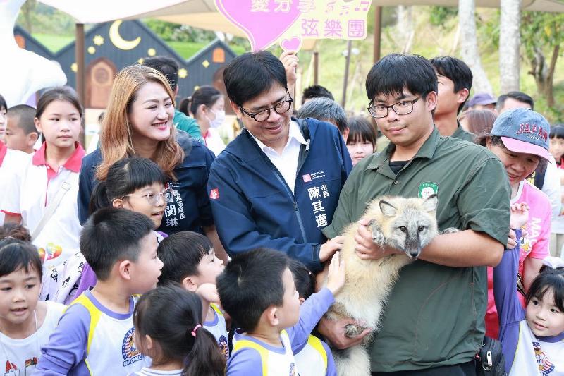 野森動物學校今日起試營運 蜂擁遊客親身感受 