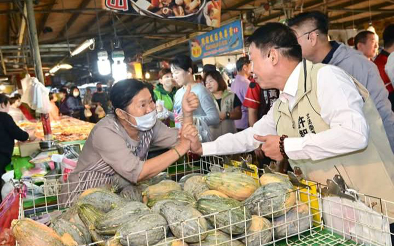 高市長初選關鍵期　許智傑回防鳳山工協市場　攤商主動並肩爭取支持 