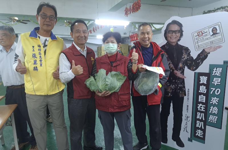 搶救農民   惠豐里發放免費高麗菜   高雄市區監理所同步宣導交通安全 