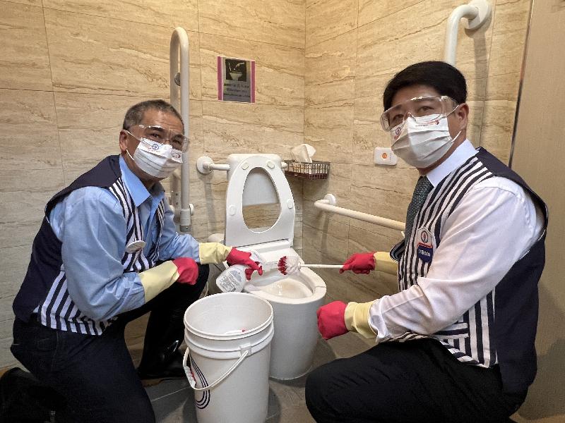  中油由董事長李順欽掃廁所    展現對於公廁衛生的重視/ 台銘新聞網