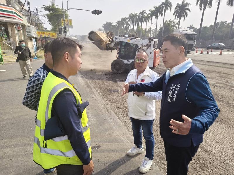 年久失修龜裂（中崙二路至鳳頂路）市議員劉德林聯絡工務局展開整修