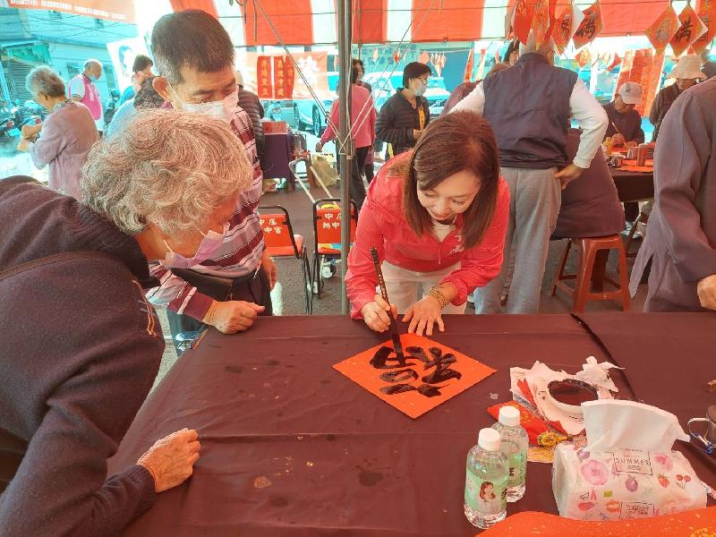 一張春聯一份祝福　李雨庭親筆陪鄉親迎新年　溫馨熱鬧 