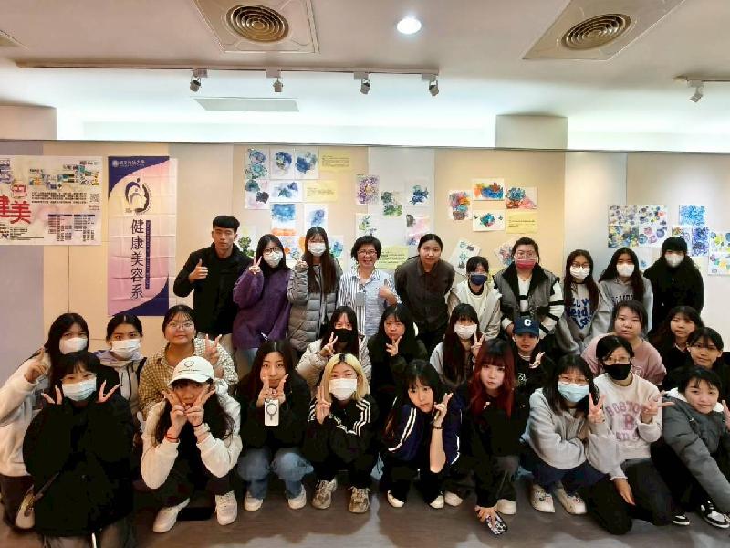  輔英科大「墨色健美展」  跨系學生以藝術與AI共寫校園創新教學