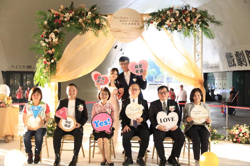  高雄市111年市民集團婚禮   50對新人步入家庭旅程   現場喜氣熱絡  / 台銘新聞網