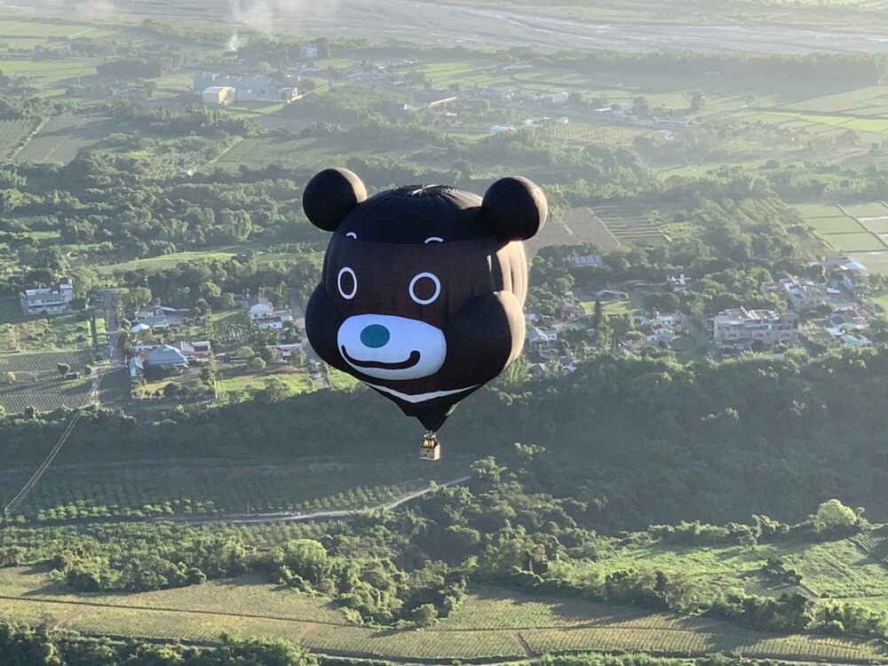 乘著B-10408 熊讚熱氣球翱翔天際 柯文哲赴臺東強力行銷臺北/台銘新聞網