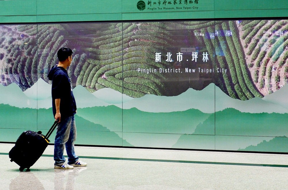 桃園機場臺灣之窗「福爾摩沙綠寶石」 首次展出10米巨型動態影像櫥窗來自新北之手/台銘新聞網