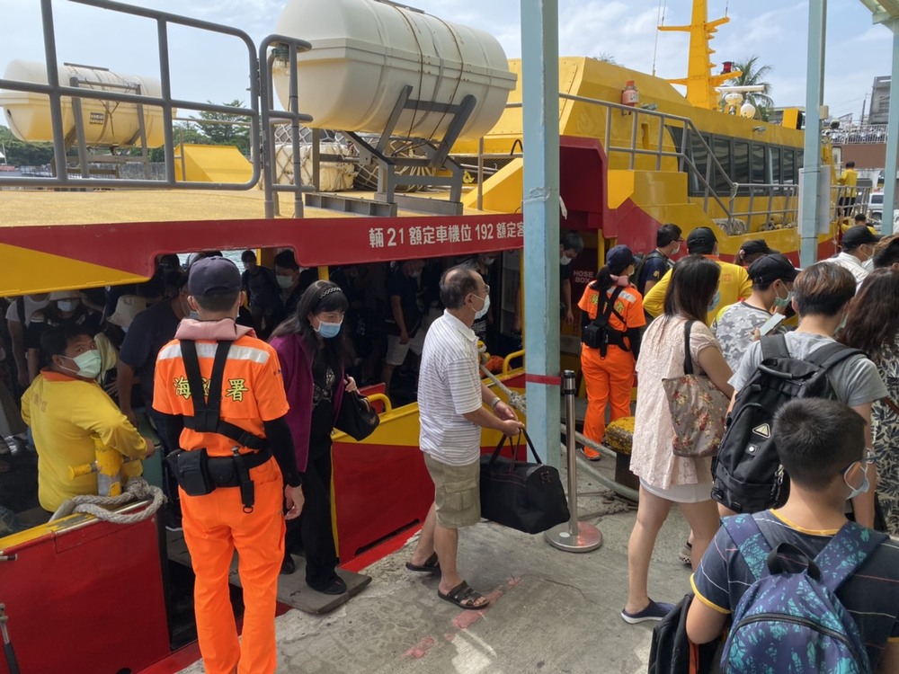 連假人潮擠爆東琉碼頭，海巡增派人力協助疏運。/台銘新聞網