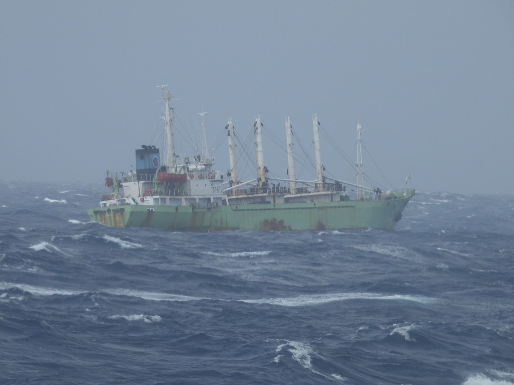 搬運船失去動力海上漂流 海巡艦不畏巨浪接力救援/台銘新聞網