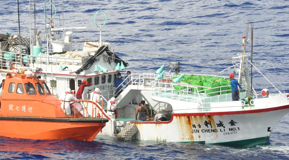 印尼漁工暈眩昏迷 海巡救援無國界千浬送醫/台銘新聞網