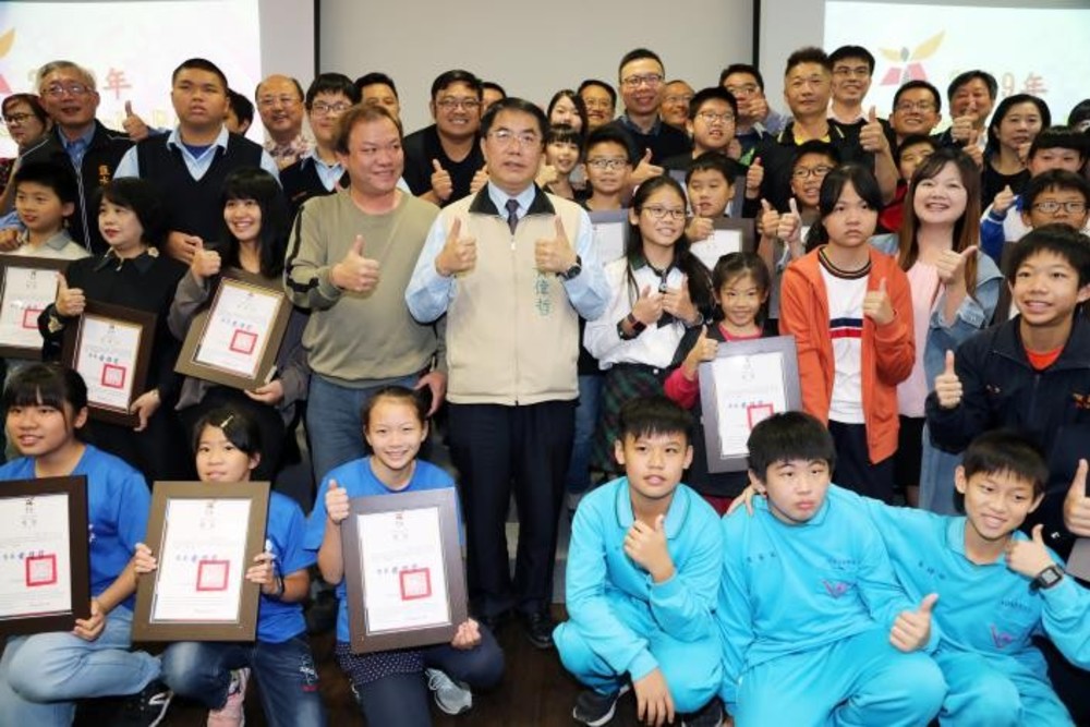 RoboRave國際機器人大賽臺南摘18面獎牌 黃偉哲期勉來年斬獲更豐   /台銘新聞網