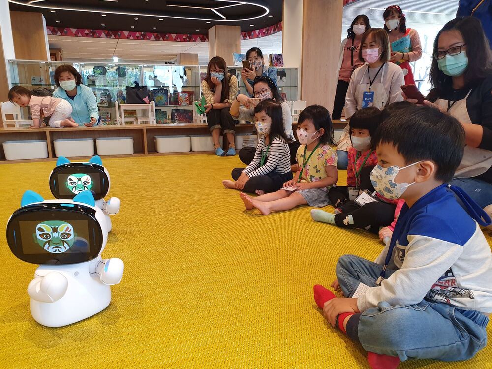 總圖閱讀趣！ 智慧機器人《凱比》上場陪孩子唱跳、說故事/台銘新聞網