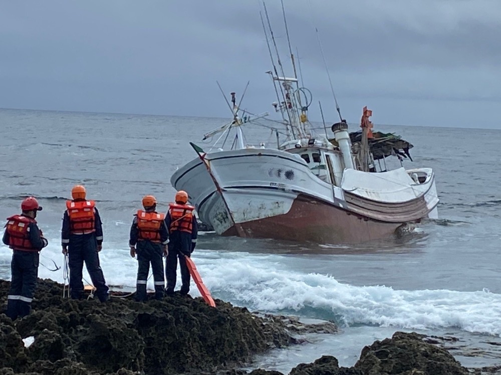 漁船觸礁坐灘 海巡緊急救援4名船員/台銘新聞網