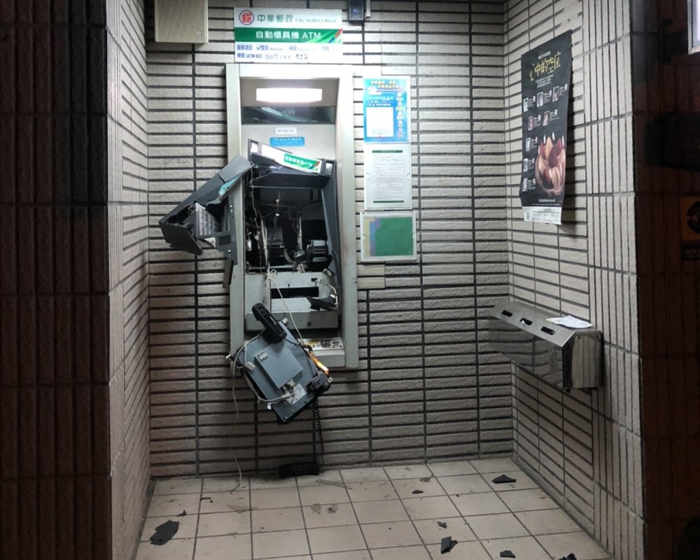 出鈔口拿不到錢  55歲竊嫌將ATM砸爛/台銘新聞網