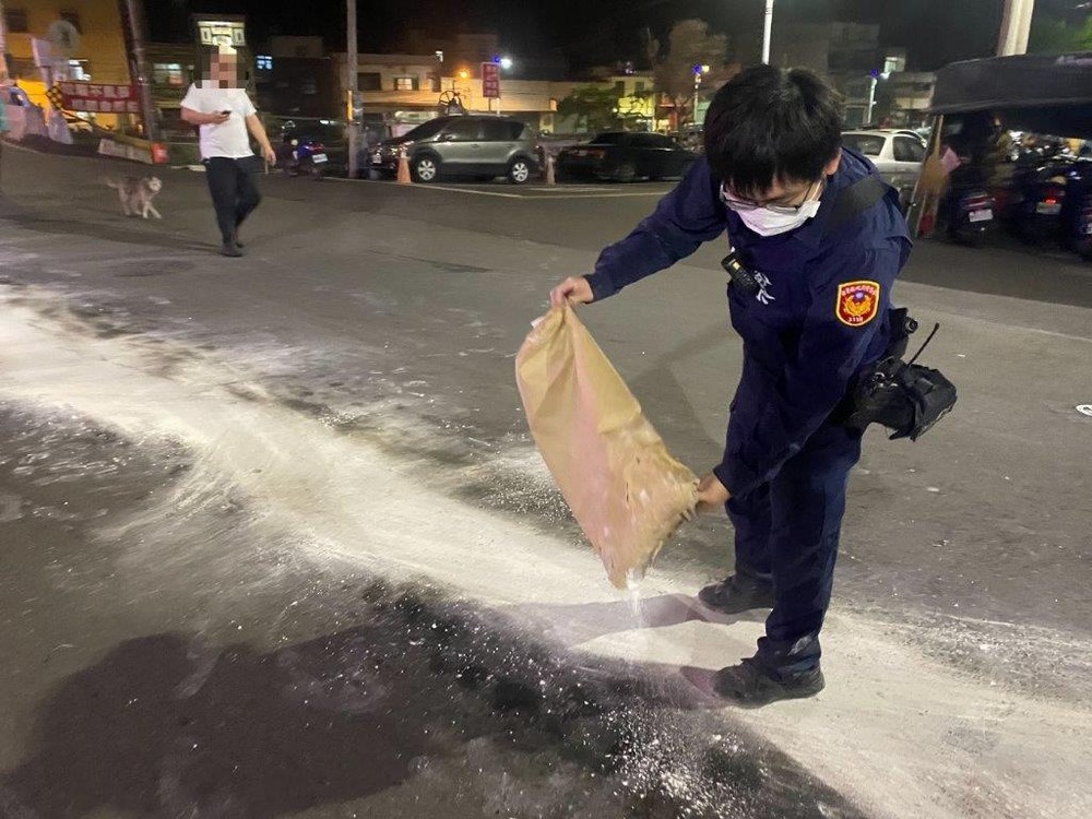 路面散落大量油漬 東港警發現積極協助排除/台銘新聞網
