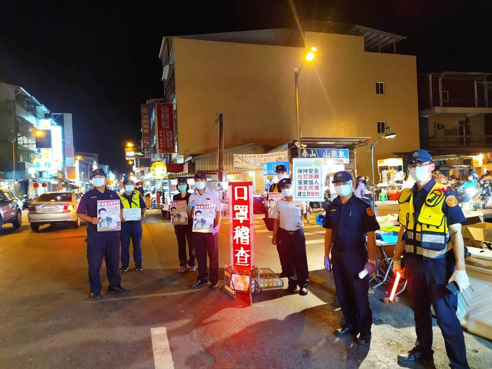 首發   屏東縣里港警分局以多國語言  結合民力宣導外出未戴口罩  /台銘新聞網