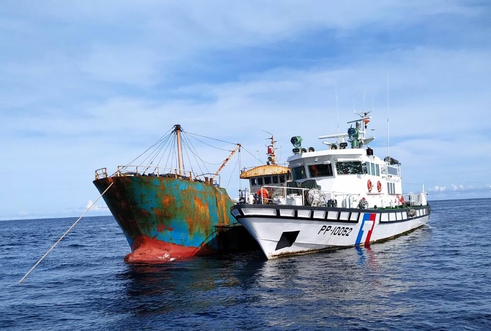 大陸漁船東沙違法捕撈 海巡強力執法押回人船/台銘新聞網