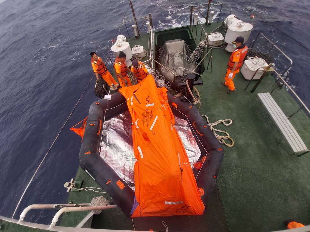   外籍貨輪高雄外海沉沒 海巡艦艇即刻救援 船員均為泰國籍  已救起5員   尚有5員待尋/台銘新聞網
